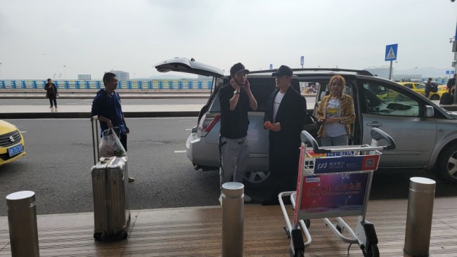 樊昊仑、宇桐非现身重庆机场，新作《何以阳光》杀青